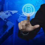 crte monde, doigt sur logo bitcoin
