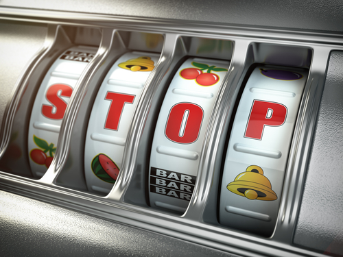 illustration d'une machine à sous avec le mot stop affiché à la place des symboles